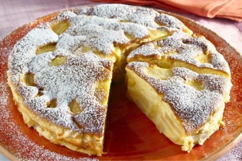 Hotový hrníčkový jablečný koláč s odseknutým kouskem.