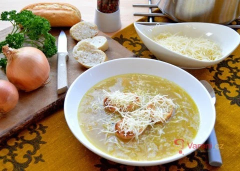 Babiččina cibulová polévka s nastrouhaným sýrem a chlebem
