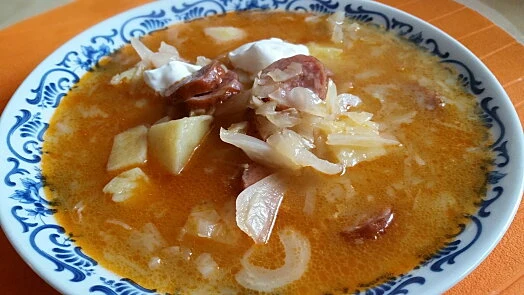 Česká zelňačka s klobásou a bramborami v misce.