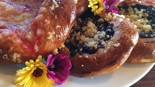 Baked buns with crumble topping