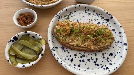 Crackling spread with toppings