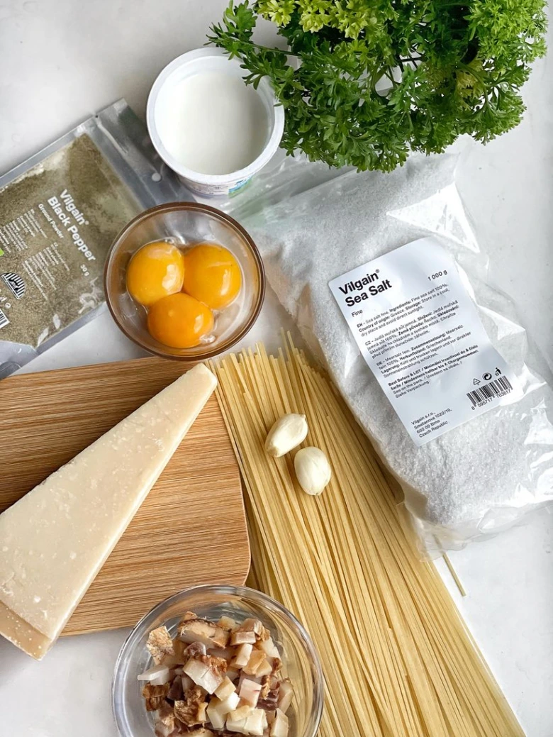 Suroviny na špagety Carbonara: vejce, sýr, česnek a další ingredience.