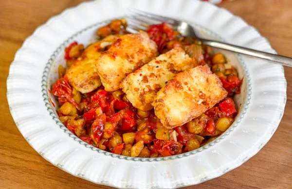 Halloumi cheese with chickpeas and tomatoes