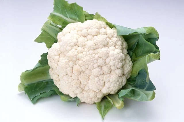Čerstvý květák s listy připravený pro recept.