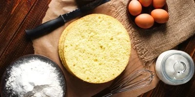 Ingredience pro piškotové těsto: vejce, mouka, cukr, máslo.