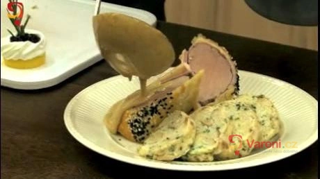 Maso s houbami podlévané hamburskou omáčkou na talíři.