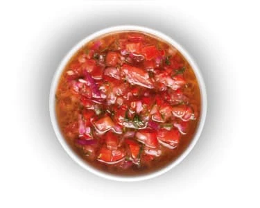 Mísa s domácí tatarskou omáčkou z čerstvých ingrediencí.