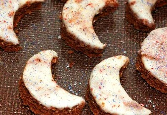 Perlivé perníkové muffiny v měsíkovém tvaru s cukrovou polevou.