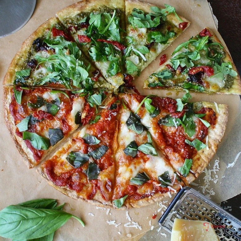 Domácí pizzy s čerstvou bazalkou na papíře pro recepty
