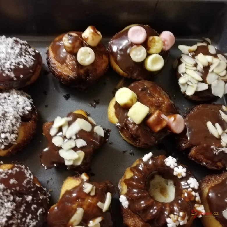 Čokoládové hrníčkové muffiny s čokoládou, ořechy a marshmallow.