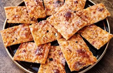 Zlatohnědé sýrové sušenky na talíři připravené k podání.