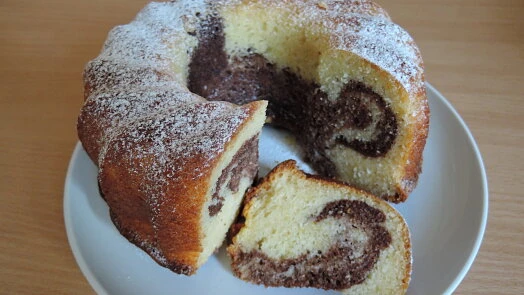 Mramorová bábovka s nádivkou na bílém talíři.
