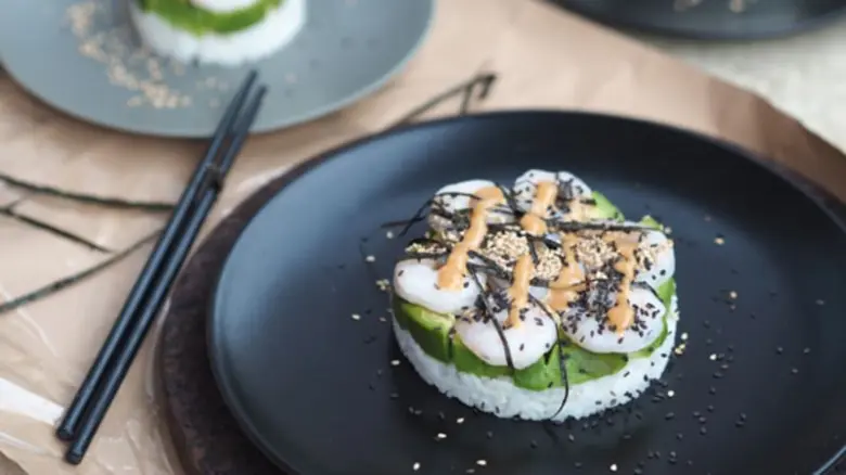 Sushi s avokádem na černém talíři