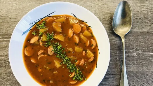 Mísa s frankfurtskou polévkou se šunkami a bramborami.