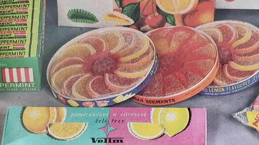 Starožitné ovocné želé v plechovkách s citronem a mátou.