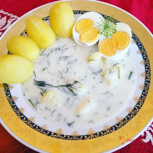 Koprová omáčka s vejci a bramborami na talíři.