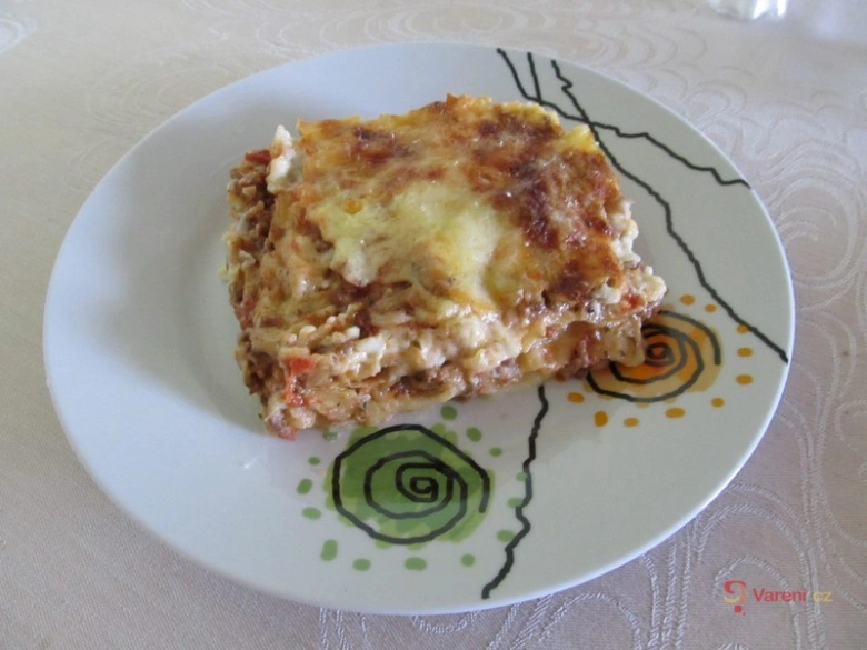 Kousek pečené omáčky s těstem na talíři