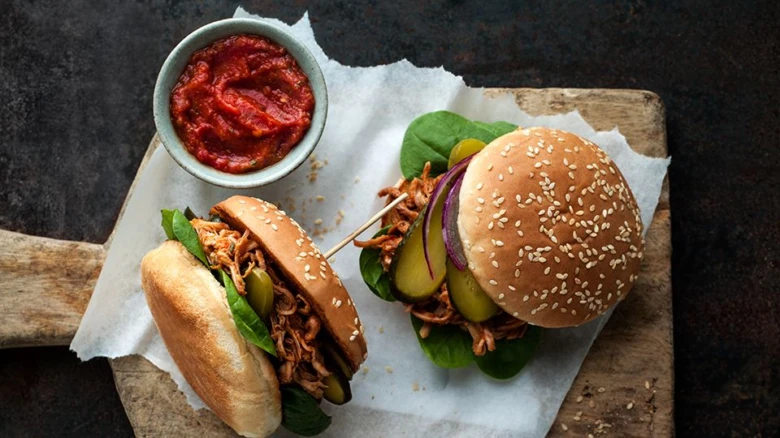 Dva domácí burgery s masem na hořčicových houskách.
