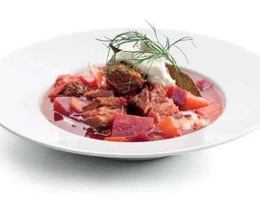 Kedlubnová polévka s masem, mrkví a zakysanou smetanou.