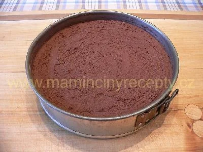 Čokoládový dort v plechu po upečení na dřevěném povrchu.