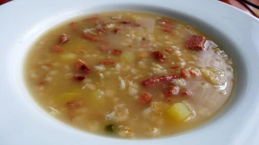 Kroupová polévka s rýží, bramborami a uzeným masem