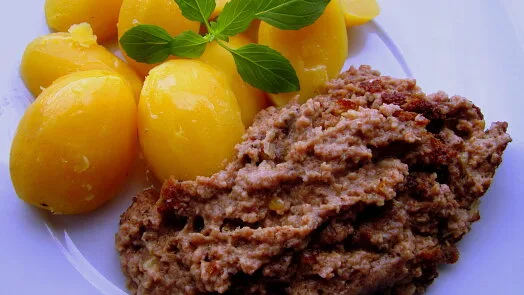 Pomazánka z mletého masa s vařenými bramborami a bazalkou.