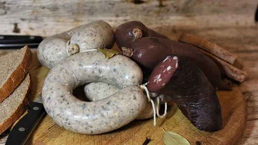 Suroviny na ledvinky: brambory, uzená játra, chléb a koření.