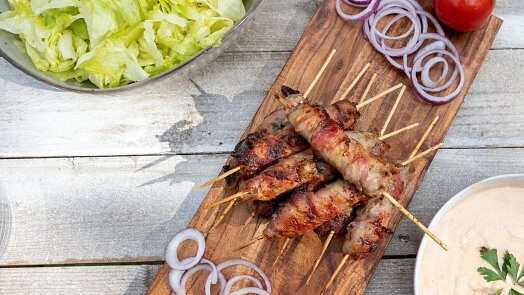 Pečené kebab z mletého masa s čerstvou zeleninou a omáčkou.