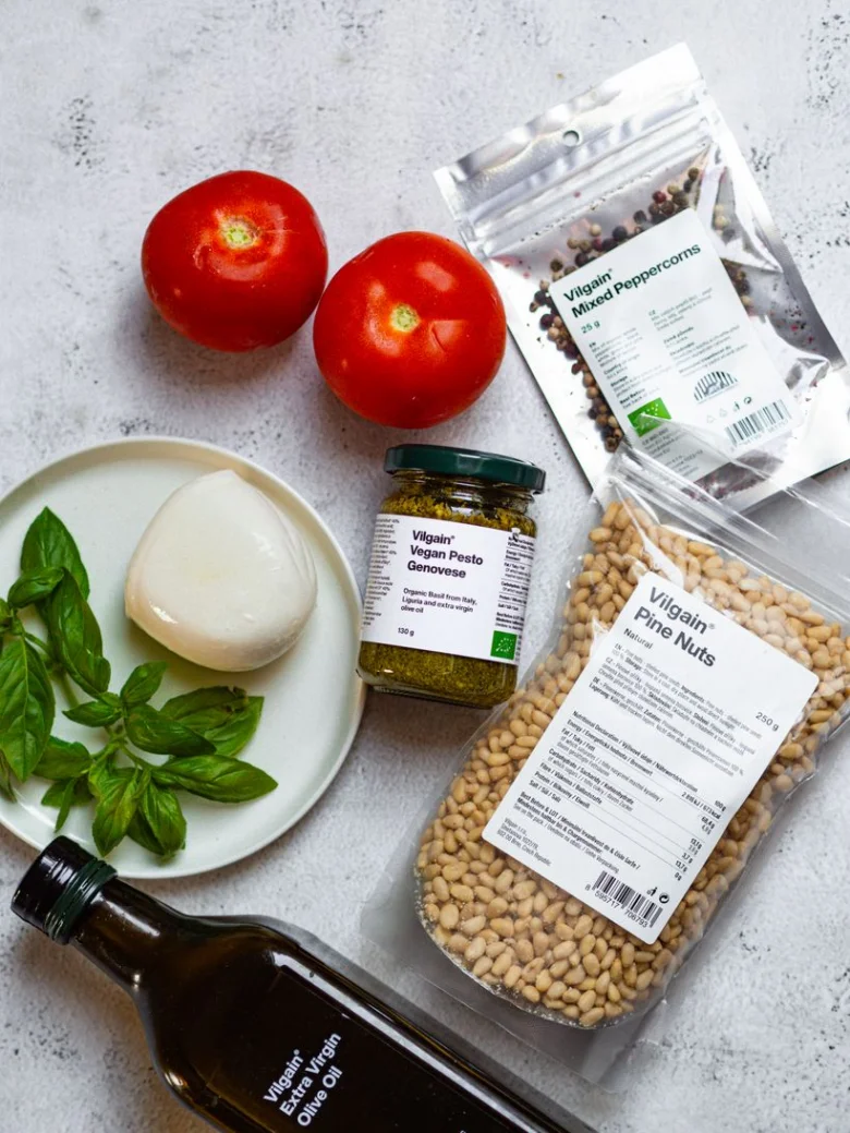 Ingredience pro capres salát: rajčata, mozzarela, bazalka.