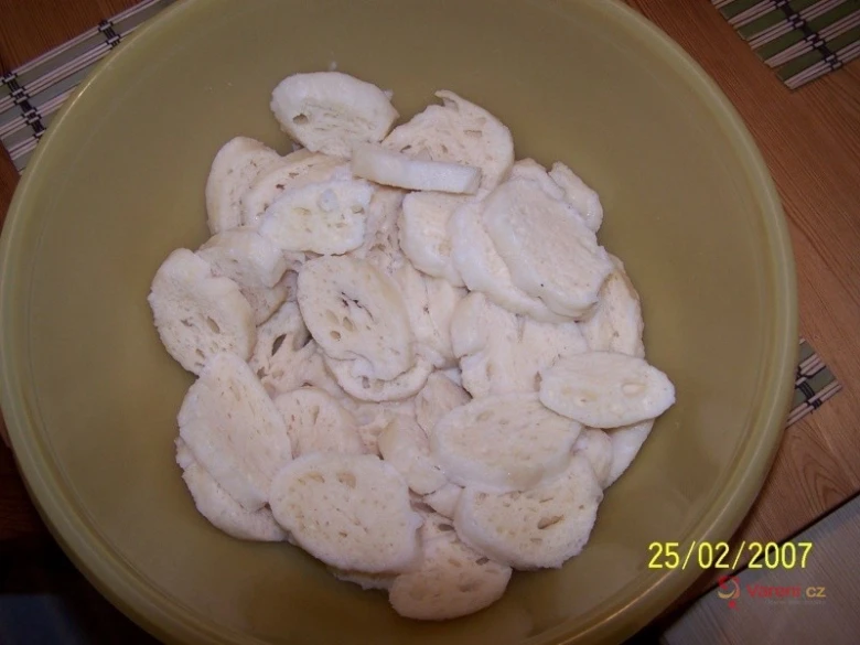 Mísa se nakrájenými bílými rohlíky na recept.