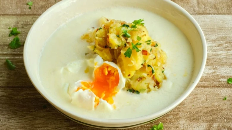 Kremová polévka z brambor s vejcem a křupavým topingem.