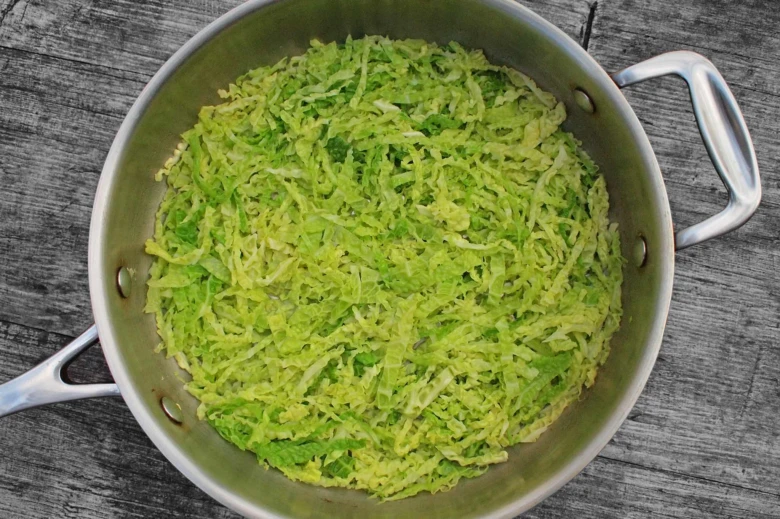 Dušená kapusta v pánvi připravená pro recept.