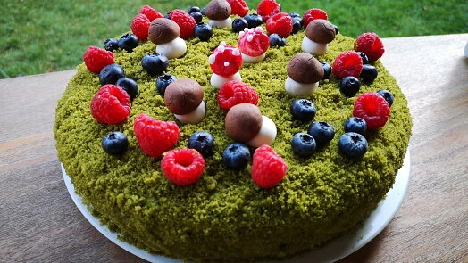 Zelený dort s malinami, borůvkami a dekorací z mascarpone.