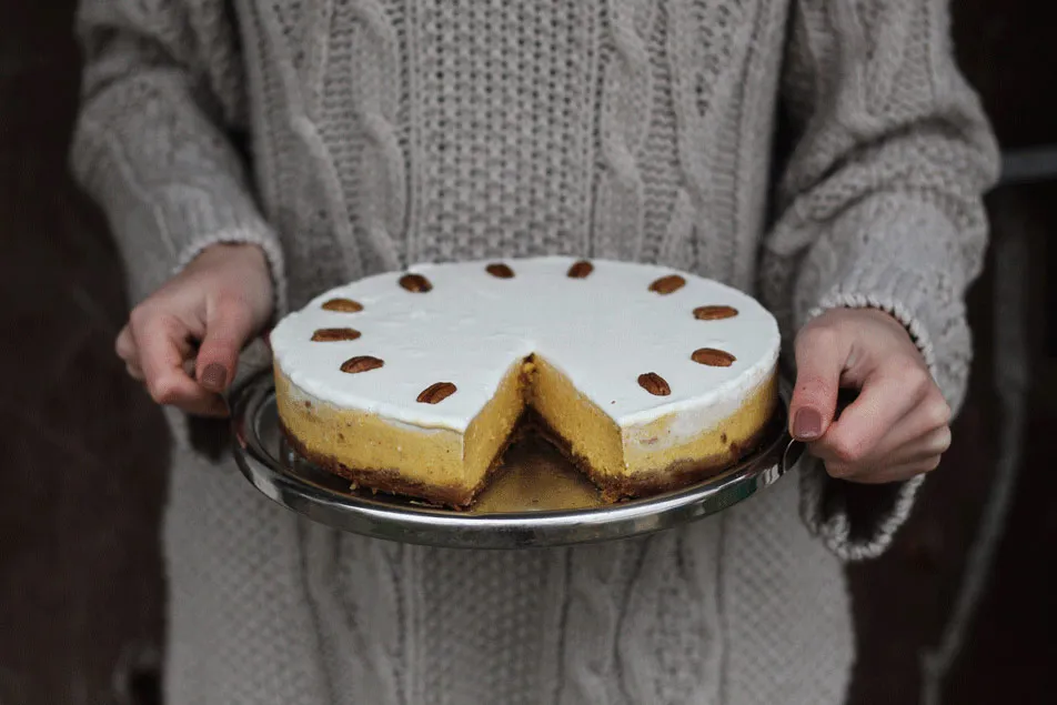 Pečený cheesecake s mascarpone na talíři se vybraným kusem.