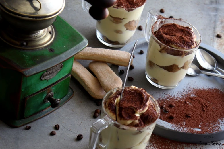 Tiramisu dezerty s dámskými prsty a kávovým mlýnkem