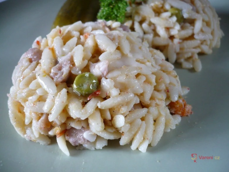 Pozorování: Risoto s hráškem, masem a brokolicí na talíři.