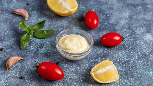 Ingredience pro domácí majonézu: citrony, rajčata, bazalka a česnek.
