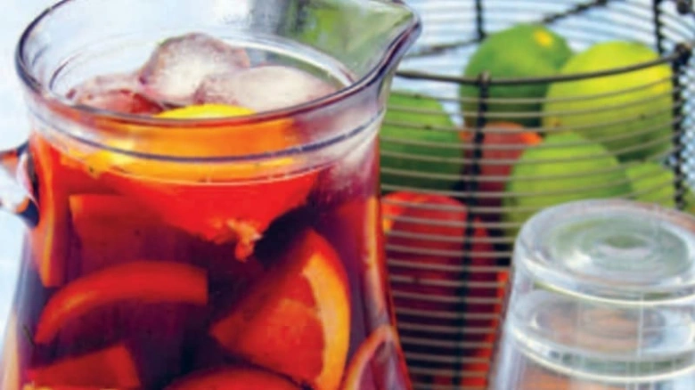 Sklenice s červeným vínem, ovocem a ledem na sangrii.