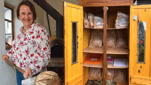 Žena s chlebem u skříně se sáčky droždí