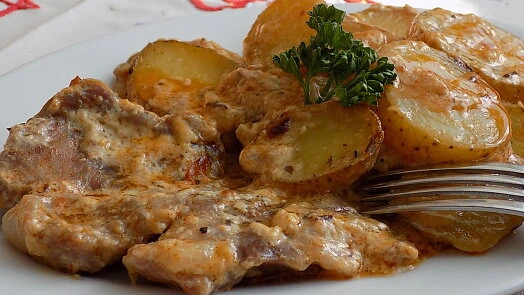 Přepážka s masem v krémové omáčce se zapečenými bramborami.