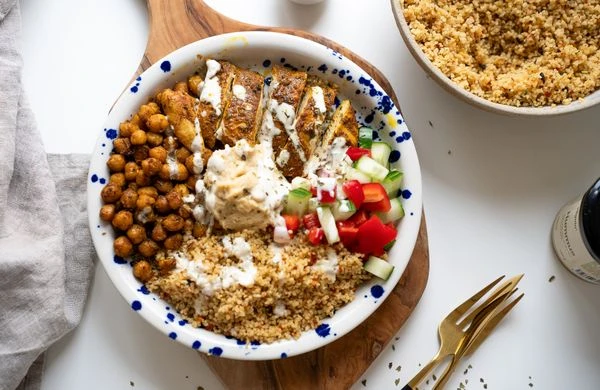 Mísa s kuřecím masem, cizrnovými kuličkami a quinoa.