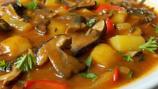 Houbová omáčka se smetanou s bramborami a masem