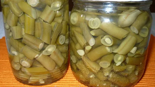 Sklenice s nakládanými fazolkami připravené na recept.