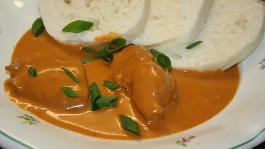 Kuře na hořčicové omáčce s bílým chlebem.