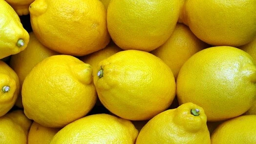 Hromada čerstvých žlutých citronů na recept.