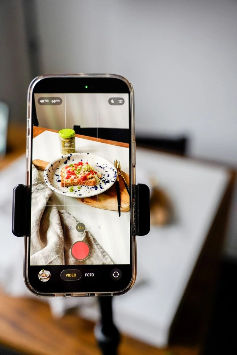 Smartfon s aplikací fotoaparátu ukazuje zapečený toast na talíři.