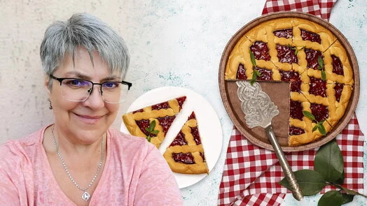 Žena s lineckým koláčem na bílém podkladu.