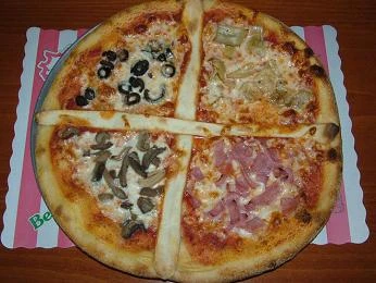 Čtyři italské pizzy s různými ingrediencemi na růžovém podložce.
