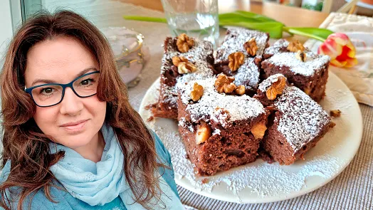 Žena s čokoládovými dortíky se vlašákem na talíři.