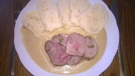 Příprava hamburské omáčky s kousky masa na talíři.